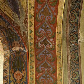 Ornamental decoration on the arches of the double arched passage between the central and south side nave, St. Alexander Nevsky Cathedral, 1912 (photography: Vesselina Yontcheva)